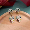 Detailopname van gouden vintage barok oorbellen met kleurrijke ronde strass steentjes - Goud Vintage Geborsteld Blad Veelkleurig Steen Stijl (Stijl 2)