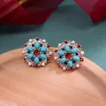 Gedetailleerde macro-opname van barokke vintage oorbellen met strassteentjes en parels - Rood Steen Cluster Bloemblad Parel Basis Stijl (Stijl 3)