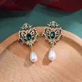 Gedetailleerd overzicht van barokke vintage oorbellen met groene strass en parels. - Donkergroen Ovaal Steen Hol Paleis Parel Stijl (Stijl 4)