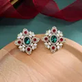 Gedetailleerd beeld van barokke vintage oorbellen met smaragd en gouden afwerking - Smaragdgroen Steen Rood Strass Bloemblad Stijl (Stijl 5)