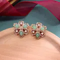 Detailweergave van barokke vintage oorbellen met groene stenen en parels op hout - Groen Ovaal Steen Kruis Flora Parel Stijl (Stijl 6)