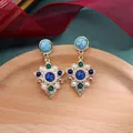 Gedetailleerde weergave van barokke vintage oorbellen met parels en gekleurde stenen. - Schild Blauw Saffier Parel Cluster Stijl (Stijl 9)