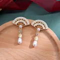 Gedetailleerde weergave van barokke vintage waaiervormige oorbellen met parels en strass - Hol Waaier Interlocking GG Logo Parel Hanger Stijl (Stijl 13)