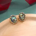 Macro-opname van vintage barokke ovale oorbellen met glanzende goud en blauwe hars textuur - Donkerblauw Goud Groen Glitter Hars Gegolfd Stijl (Stijl 15)