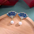 Gedetailleerde weergave van vintage waaieroorbellen met blauw emaille en parels - Donkerblauw Emaille Groen Bamboe Patroon Parel Stijl (Stijl 16)