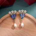 Gedetailleerde opname van barokke waaiervormige oorbellen met parels en blauw email. - Blauw Groen Druppelolie Parel Gesneden Bloem Waaier Stijl (Stijl 17)
