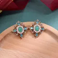 Detailopname van vintage barokke oorbellen met groene stenen, parels en kristallen. - Lichtgroen Gem Parel Hemelsblauw Vierkant Steen Stijl (Stijl 18)