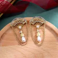 Detailopname van barokke waaiervormige oorbellen met parels en stras. - Hol Waaier Dubbele Gouden Ketting Druppel Parel Stijl (Stijl 21)