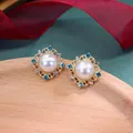 Macroweergave van vintage barokke gouden oorbellen met parel en blauwe strass steentjes. - Parel Hol Kant Hemelsblauw Wit Steen Stijl (Stijl 22)