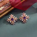 Barokke vintage kruisoorbellen met paarse strassteentjes en witte parels detail - Paars Rond Cabochon Steen Parel Kruis Stijl (Stijl 23)