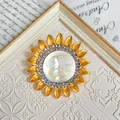Spilla sole vintage dorata con bordo in strass colorati e centro effetto madreperla - Volto in Rilievo Solare (Stile 3)