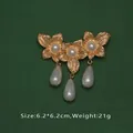 Broche fleur dorée style baroque avec gouttes de perles blanches pour femmes - Style Perle Florale (E0-2-6120)