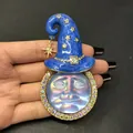 Spilla vintage con cappello da mago blu e dettaglio viso di luna iridescente unico - Luna con Cappello Magico Blu (Stile 4)