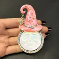 Broche vintage visage de lune avec chapeau de sorcière rose, strass et étoiles d'or - Lune au Chapeau de Sorcier Rose (Style 5)
