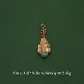 Élégante broche luth de style baroque vintage avec pierres rouges et turquoise - Style Luth Instrument (N0-6-3680)