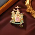 Détail d'une broche château de conte de fées vintage avec émail coloré et breloque libellule - Libellule du Château Rétro (Style 10)
