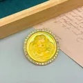 Broche camée ronde de style vintage avec relief jaune et bordure de strass brillants - Dame en Relief Jaune (Style 11)