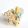 Élégante broche fée en émail de style vintage avec perles synthétiques et dorure - Fée au Chapeau Jaune (Style 17)
