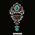 Élégante broche en cristal de style baroque avec pierres vert émeraude et rouge rubis - Style 5 / Env. 7.8x4.2cm