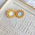 Broche vintage soleil doré avec centre iridescent et strass colorés étincelants - Visage Solaire (Style 18 Boucles d'Oreilles)