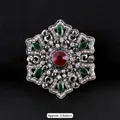 Broche vintage baroque en métal argenté avec cristaux rouges et verts style palais - Style 2 / Env. 5.6x5cm