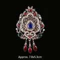 Broche badge baroque vintage avec cristaux colorés et pendentifs en forme de larme - Style 3
