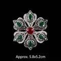 Élégante broche vintage baroque en cristal avec centre rouge et pierres vertes, argent - Style 7