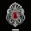 Broche baroque vintage avec cristal rouge et détails métalliques élégants - Style 8