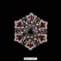Élégante broche baroque vintage avec cristaux rouges et verts sur fond noir - Style 1