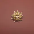 Vista detallada de un broche vintage con forma de sol dorado y rayos brillantes - Relieve de Cara de Sol Barroco (xc1121)