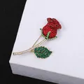 Eleganter Broschen-Anstecker mit roter Rose und grünen Kristallblättern für Damen - Pave Rote Strass Rose