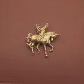 Elegante vintage barokke gouden broche met een fee die op een eenhoorn rijdt - Fee Rijdt Eenhoorn Reliëf (xc1121)
