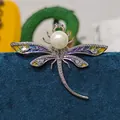 Exquisite Vintage-Libellenbrosche mit weißer Perle und bunten Kristallemaille-Flügeln - Perle Emaille Libelle