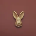 Vintage barokstijl gouden konijnenhoofd reliëf broche speld van getextureerd metaal - Vintage Konijnenkop Reliëf (xc1121)