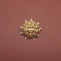 Vintage gouden zonne-broche met een gezichtsreliëf in barokstijl en glitterstralen - Barok Zonnegezicht Reliëf (xc1121)
