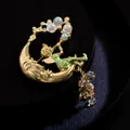 Vintage goldene Brosche mit Mond und Fee, grüner Emaille und schillernden Kristallen - Mond Fee Baumeln