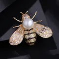 Élégante broche abeille dorée avec grande perle blanche et ailes en cristal sur noir - Style 2 (Base Dorée + Perle Blanche)