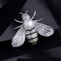 Élégante broche en forme d'abeille argentée avec cristaux pavés et perle blanche lustrée - Style 3 (Base Argentée + Perle Blanche)