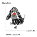 Modische Emaille-Brosche in Form eines langohrigen Hundes mit roter Akzentnase - Basset Hound Stil (MM-BR-4198) / Schwarz