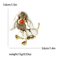 Emaillierte Brosche mit langohrigem Hund in Weiß und Gold, Größe 3,8 x 3,6 cm - Basset Hound Stil (MM-BR-4198) / Gelb