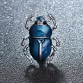 Vintage kever emaille broche met blauwe druppels en kristallen details voor dameskleding - Kever Stijl 7