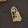 Vintage goudkleurige broche met vrouw bij raam onder een halve maan, detailopname - Meisje bij raam en wassende maan stijl