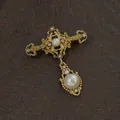 Detailopname van vintage barokke gouden broche met elegante parels en kristallen - Kruispenning waterdruppel parel hanger stijl