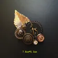Primer plano detallado de un broche emblema barroco con medida 7,8 cm por 5,3 cm. - Estilo Insignia Corona Ciervo (3)