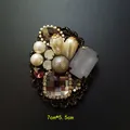 Vista de detalle de un broche barroco vintage de 7x5,5 cm con perlas y pedrería fina - Estilo Encaje Gema Púrpura (4)