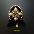 Detalle de un broche barroco vintage con lazo de terciopelo y perlas blancas elegantes - Estilo Borla Perla Cruz (5)