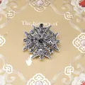 Detailopname van vintage barokke kruisbroche met zwarte strass op goud - Stijl 16 (Antiek Zilver Zwart Midden Strass Kruis)
