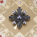 Detail van vintage barokke kruisbroche met grijze parels en donkere strassteentjes. - Stijl 21 (Gunmetal Grijs Parel Kruis)