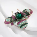 Elegante vintage bijenbroche met kleurrijke kristallen en een smaragdgroene middensteen - Bij Stijl 21