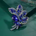 Vintage-Luxus-Brosche mit blauen Strasssteinen im Blattdesign für elegante Kleidung - Blau (XD11409)